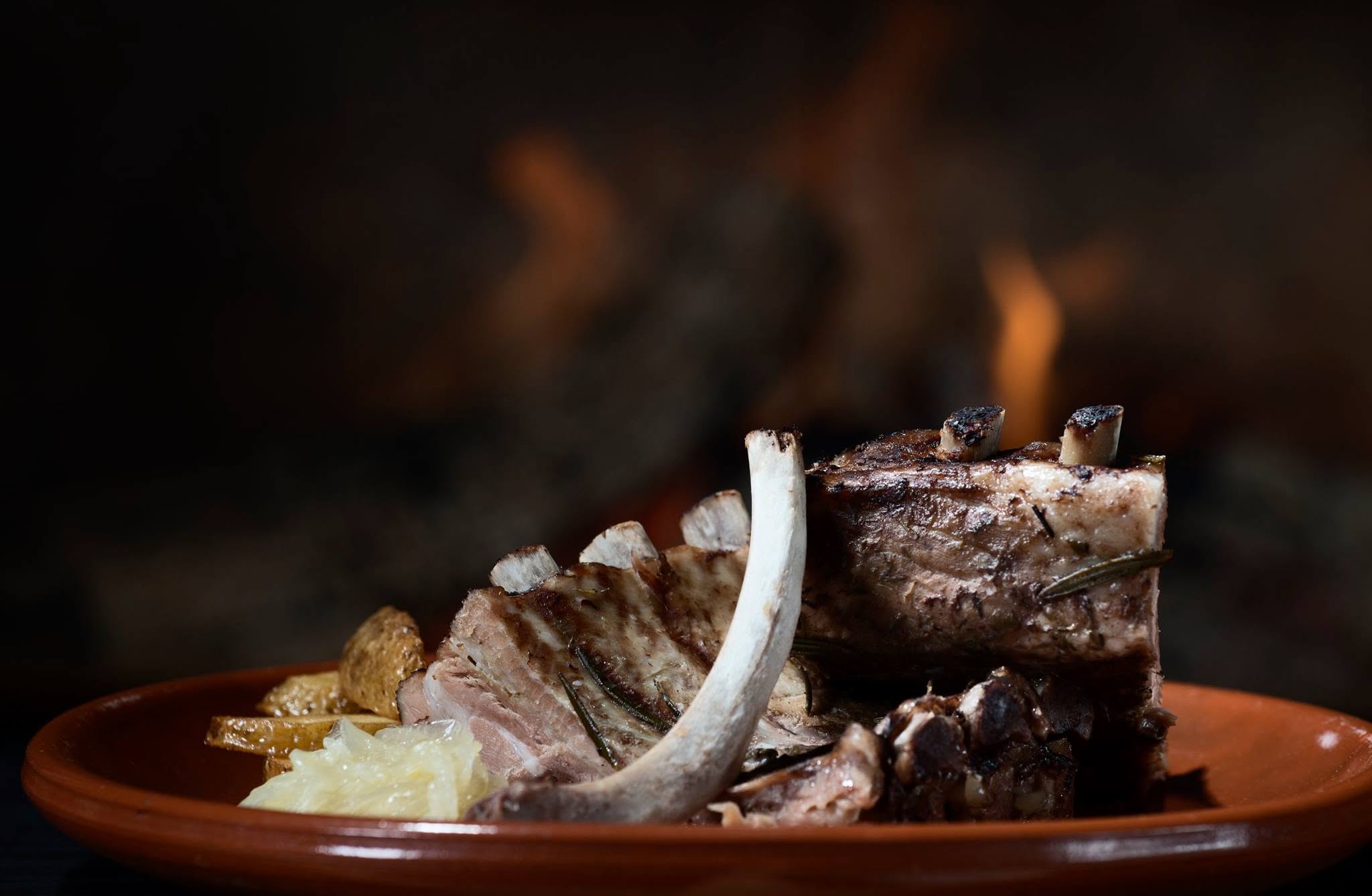 Asado de KANDRAK en fuente de barro con el horno al fondo